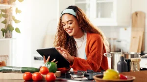 People discussing nutrition myths and facts at a cafe, highlighting evidence-based nutrition advice.